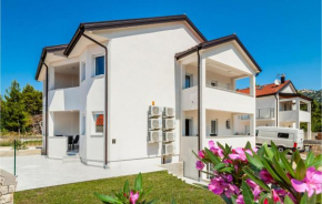 2 Bedroom Cozy Apartment In Banjol